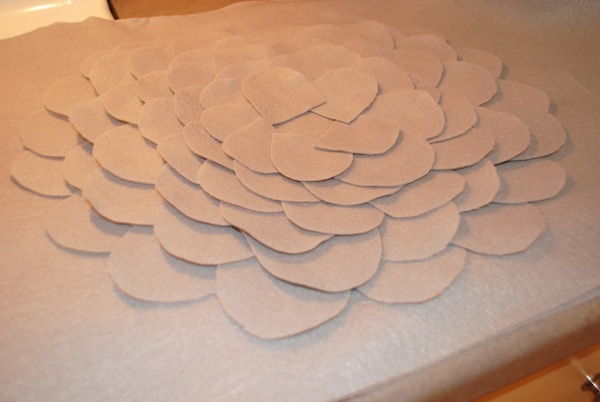 Tự l&#224;m gối tựa c&#225;nh hoa dễ thương b&#224;y sofa