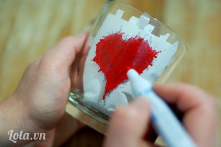 Vẽ trang tr&#237; cốc thủy tinh h&#236;nh tr&#225;i tim tặng qu&#224; Valentine