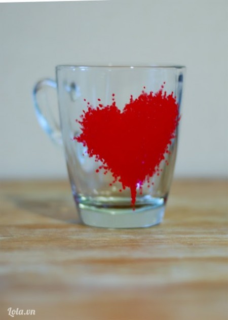 Vẽ trang tr&#237; cốc thủy tinh h&#236;nh tr&#225;i tim tặng qu&#224; Valentine