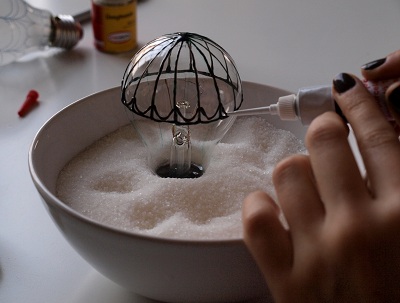 &#221; tưởng trang tr&#237; qu&#225;n cafe bằng b&#243;ng đ&#232;n cực độc
